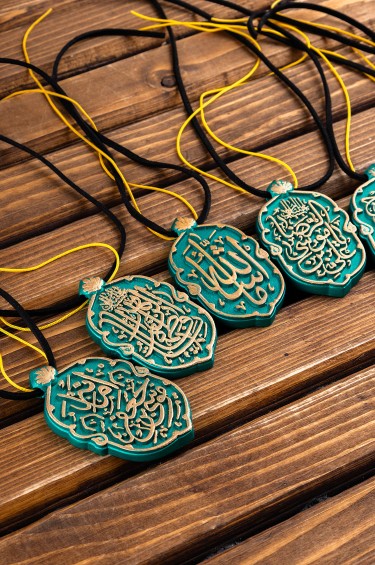 تعليقة عبارات خضراء