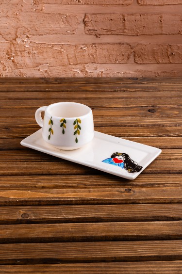 كوب فتاة وقلب