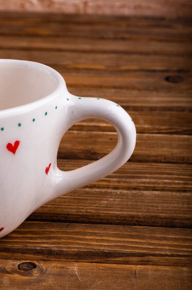 كوب قلوب متناثرة