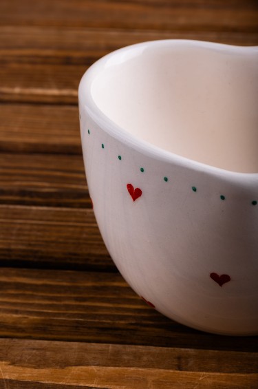 كوب قلوب متناثرة