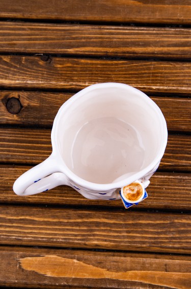 كوب كتابي وقهوتي