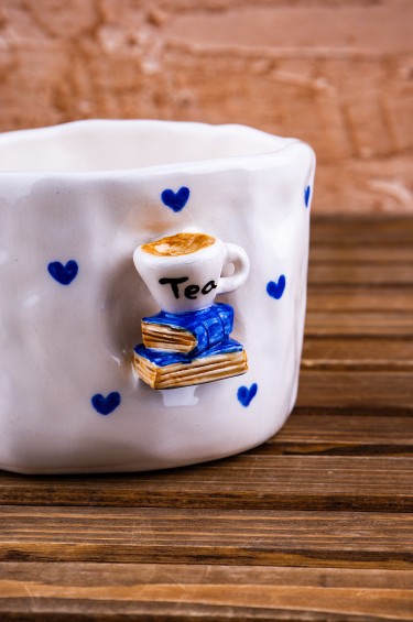 كوب كتابي وقهوتي