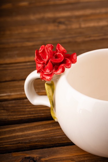 كوب وردة متفتحة