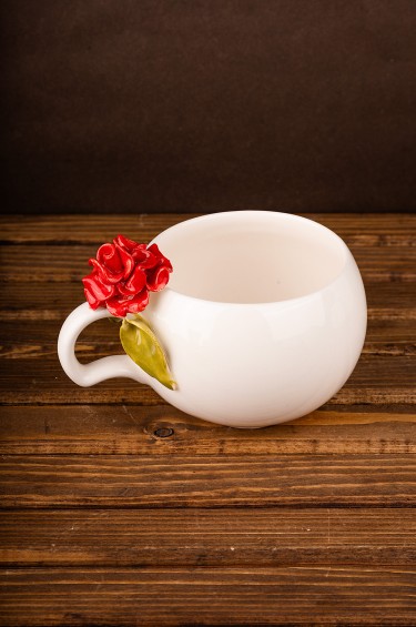 كوب وردة متفتحة