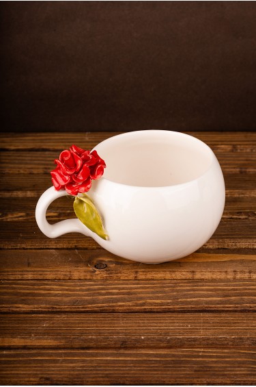 كوب وردة متفتحة