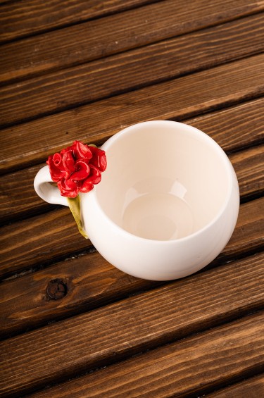 كوب وردة متفتحة