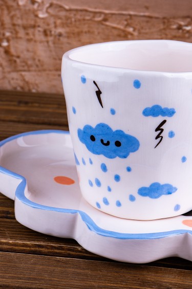 كوب وصحن غيومة