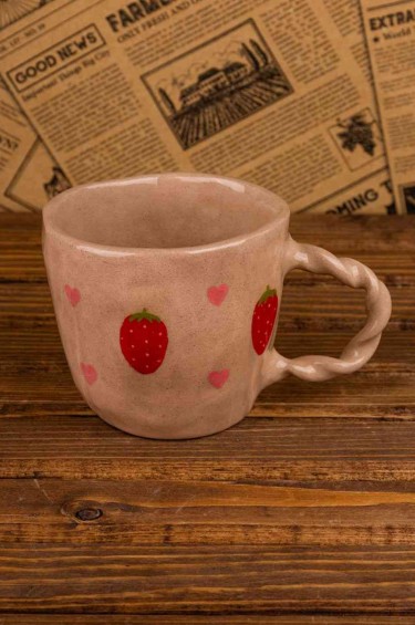 فنجان قلوب وفراولة